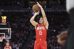 阿里纳斯：火箭选谢泼德的操作太糟了 你已有一个上不了场的白魔